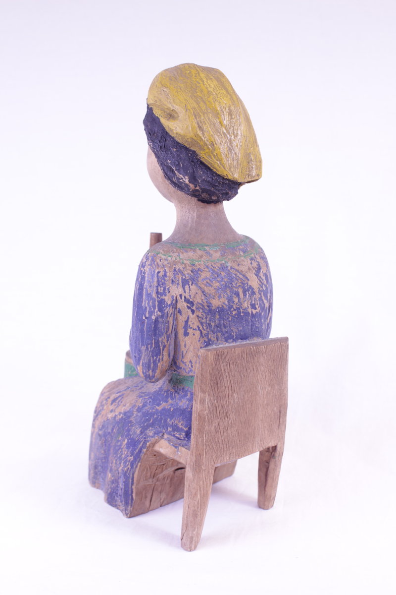 Kvinne med lue som kinner smør.