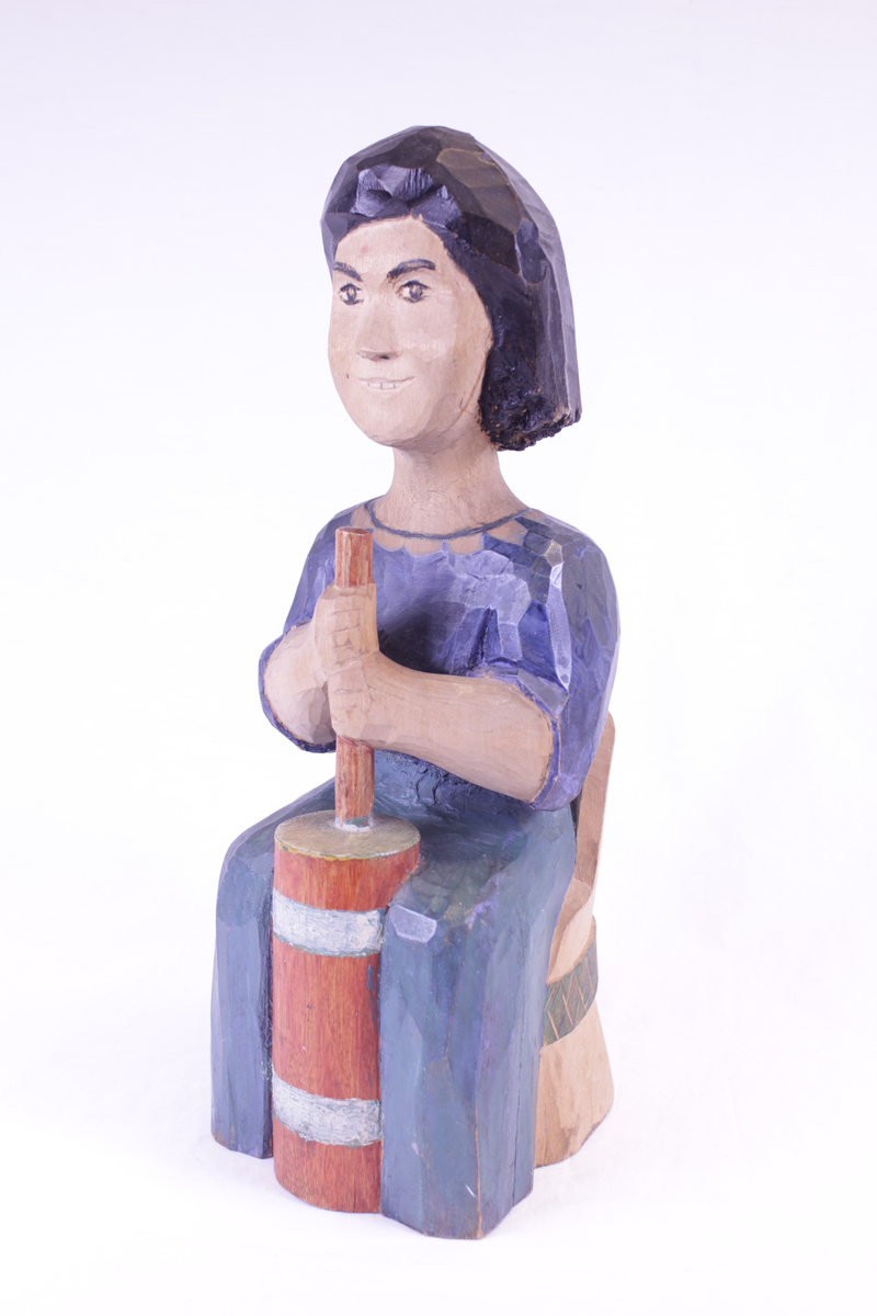 Kvinne på kubbestol som kinner smør.