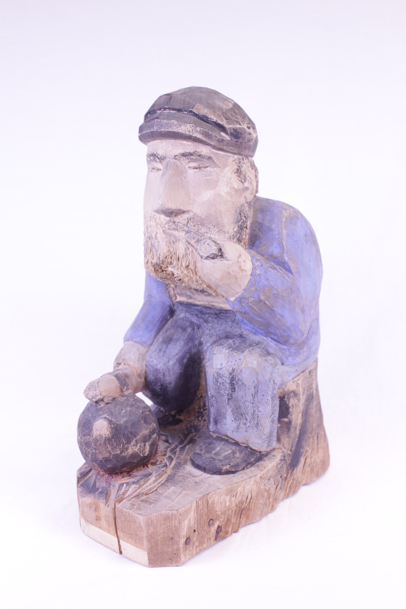 Sittende mann med kaffekjele.