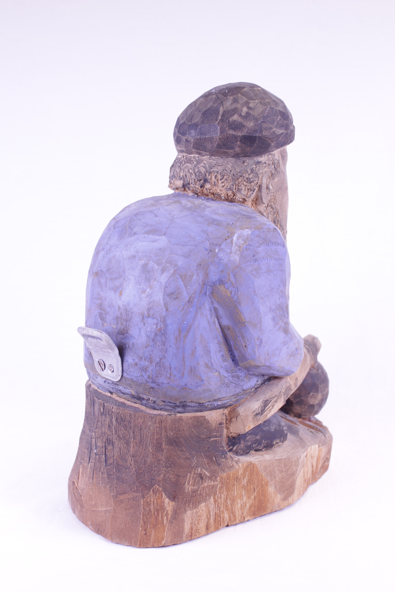 Sittende mann med kaffekjele.