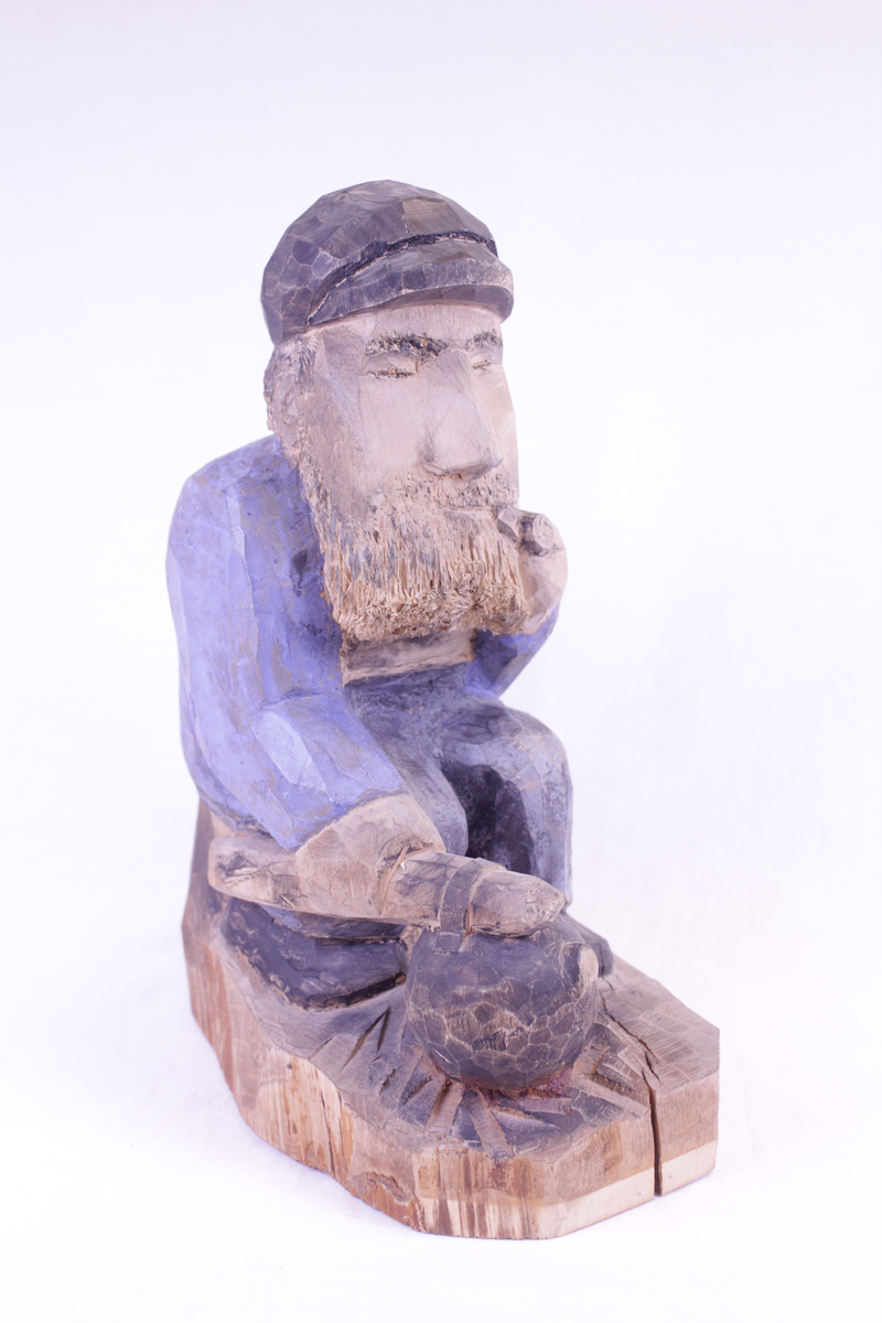 Sittende mann med kaffekjele.