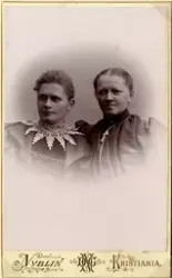 Portrett av to kvinner.