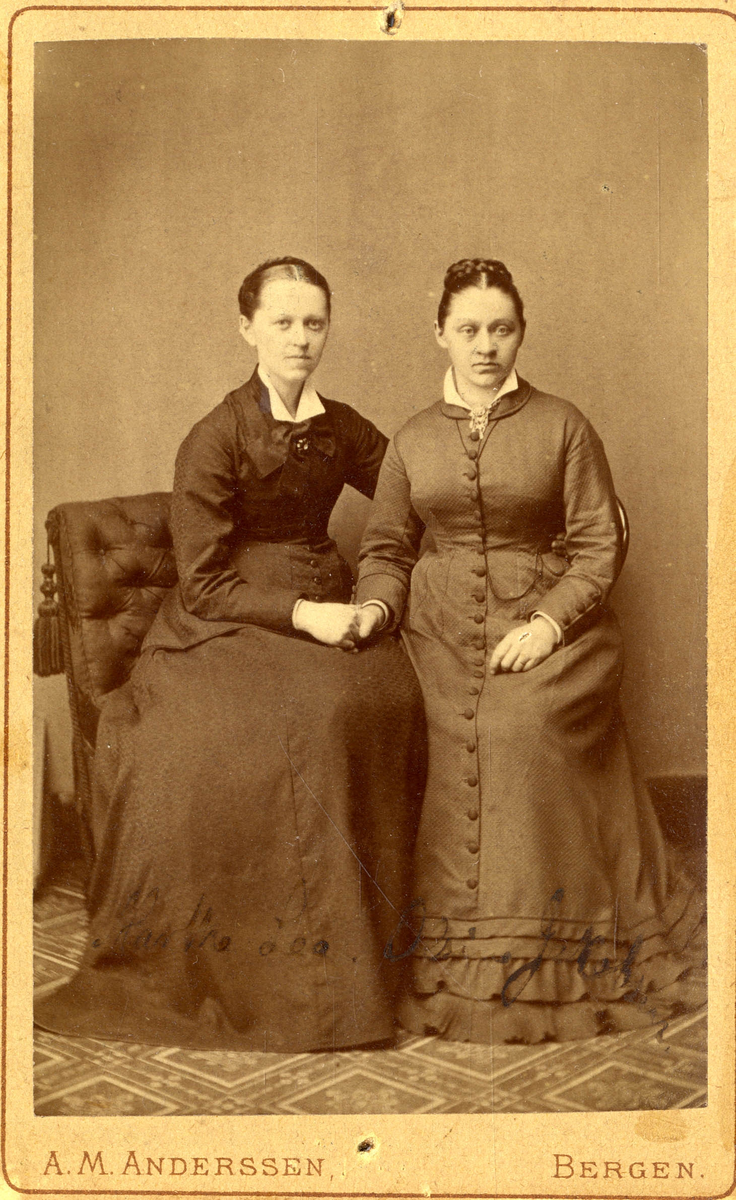 Portrett av to sittende kvinner.