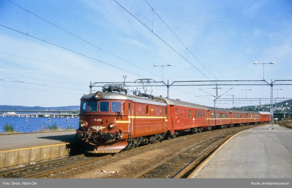 Elektrisk lokomotiv El 11 2108 med persontog fra Oslo V, tog 551, på Drammen stasjon