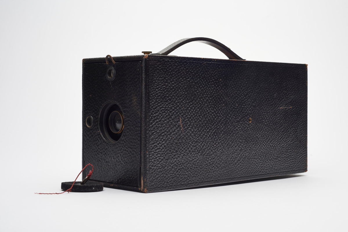 No 4 Kodak bokskamera for fabrikkladet film. 48 eller 100 eksponeringer. Billedstørrelse: 4x5". 4850 eksemplarer produsert fra 1889-1897. Kameraet og kameravesken var eid og anvendt av dronning Maud.