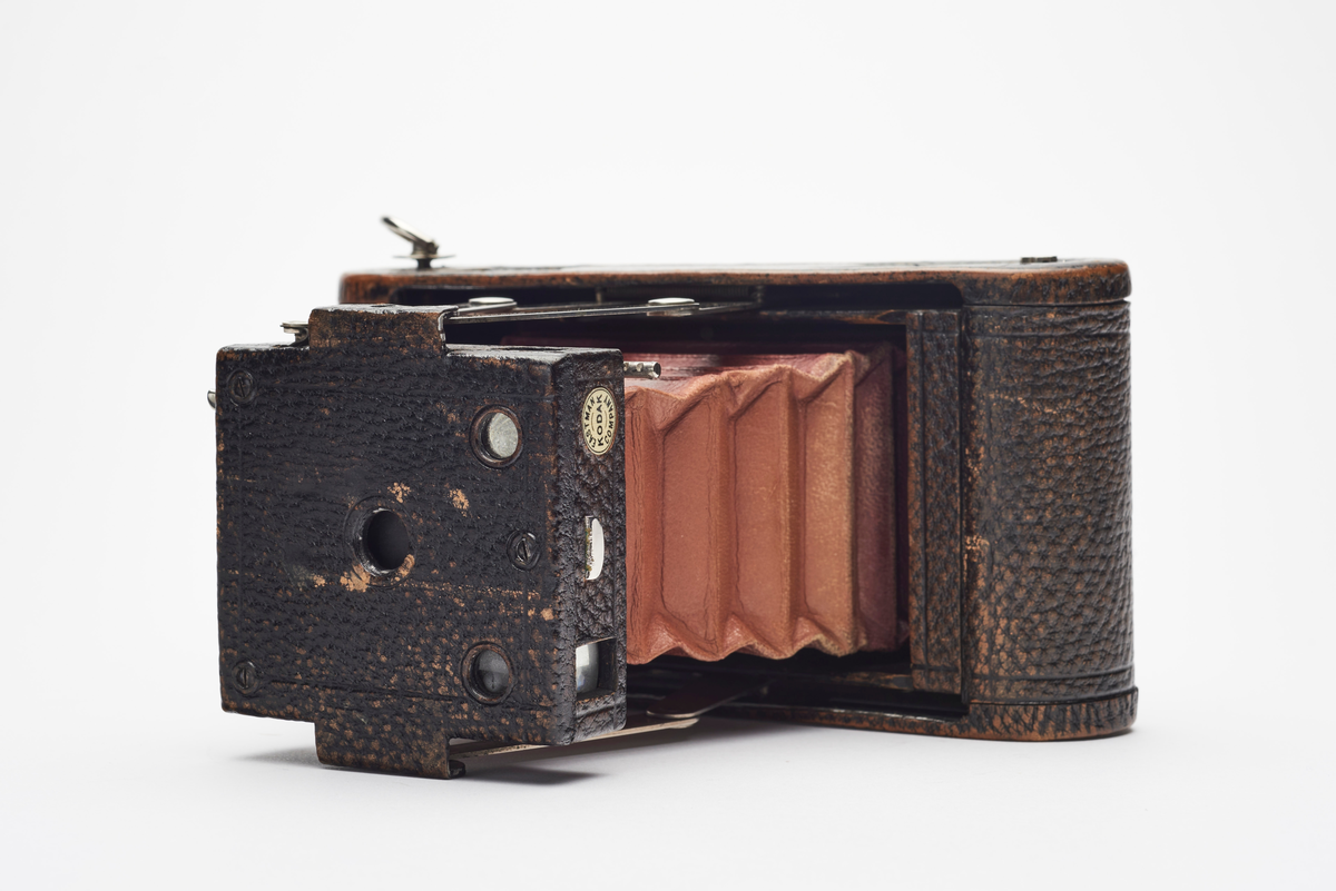 No. 1A Folding Pocket Kodak produsert i årene1899-1905. Kameraet var eid og anvendt av dronning Maud.