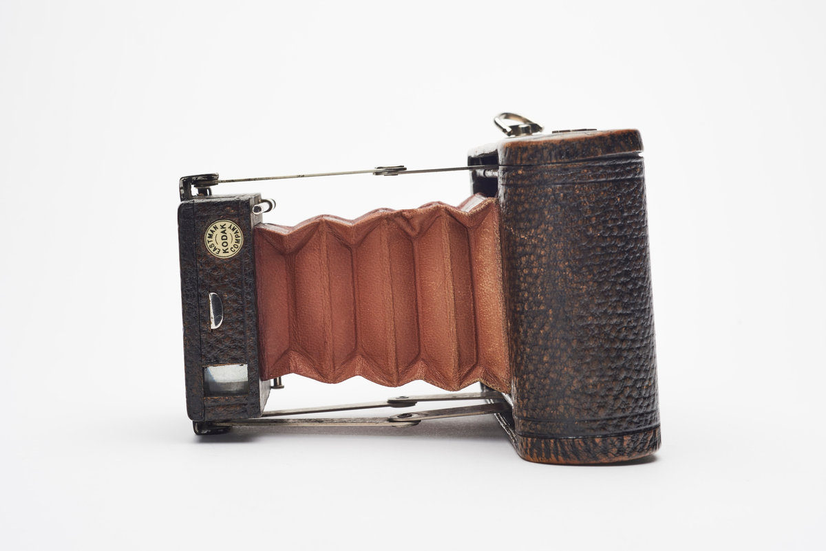 No. 1A Folding Pocket Kodak produsert i årene1899-1905. Kameraet var eid og anvendt av dronning Maud.