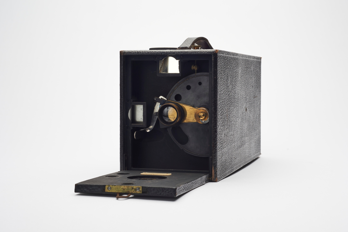 No 4 Kodak bokskamera for fabrikkladet film. 48 eller 100 eksponeringer. Billedstørrelse: 4x5". 4850 eksemplarer produsert fra 1889-1897. Kameraet og kameravesken var eid og anvendt av dronning Maud.