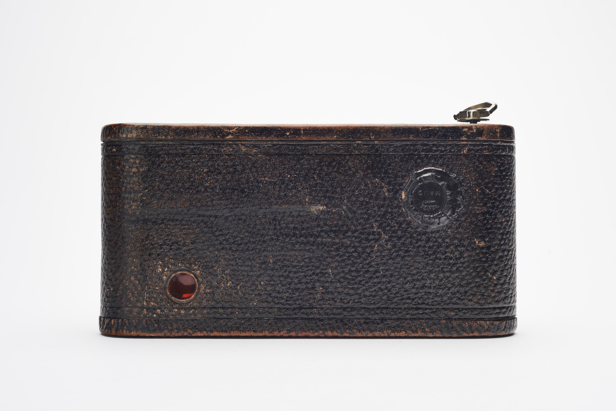 No. 1A Folding Pocket Kodak produsert i årene1899-1905. Kameraet var eid og anvendt av dronning Maud.