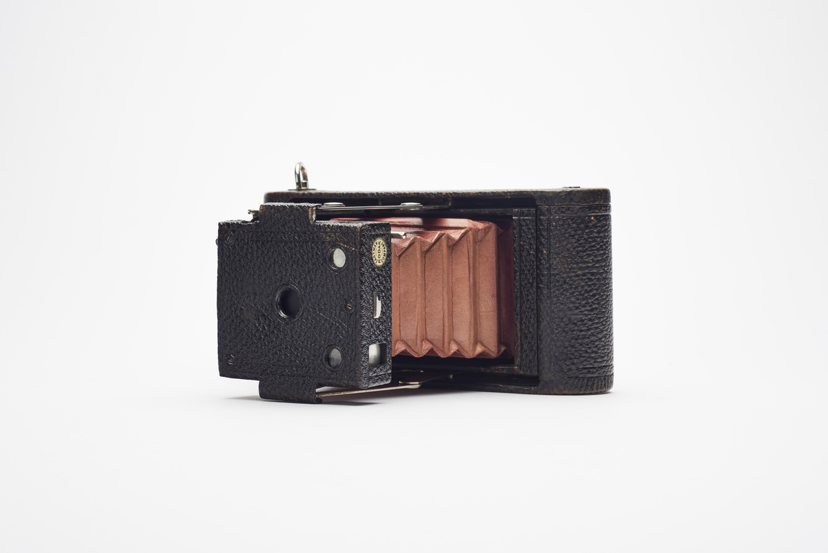 No. 1 A Folding Pocket Kodak produsert i årene 1899-1905. Kameraet med kameraetui tidligere eid og brukt av prins Carl, senere kong Haakon.