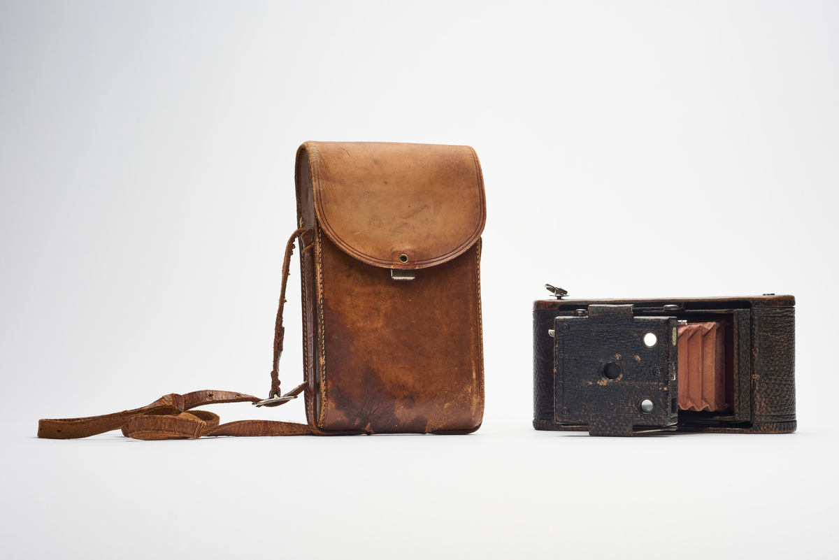 No. 1A Folding Pocket Kodak produsert i årene1899-1905. Kameraet var eid og anvendt av dronning Maud.