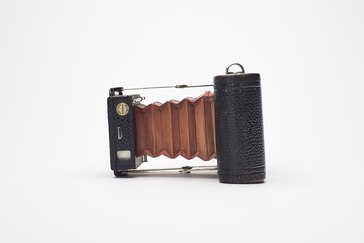 No. 1 A Folding Pocket Kodak produsert i årene 1899-1905. Kameraet med kameraetui tidligere eid og brukt av prins Carl, senere kong Haakon.