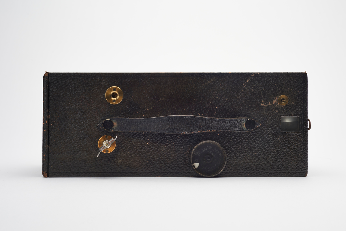 No 4 Kodak bokskamera for fabrikkladet film. 48 eller 100 eksponeringer. Billedstørrelse: 4x5". 4850 eksemplarer produsert fra 1889-1897. Kameraet og kameravesken var eid og anvendt av dronning Maud.