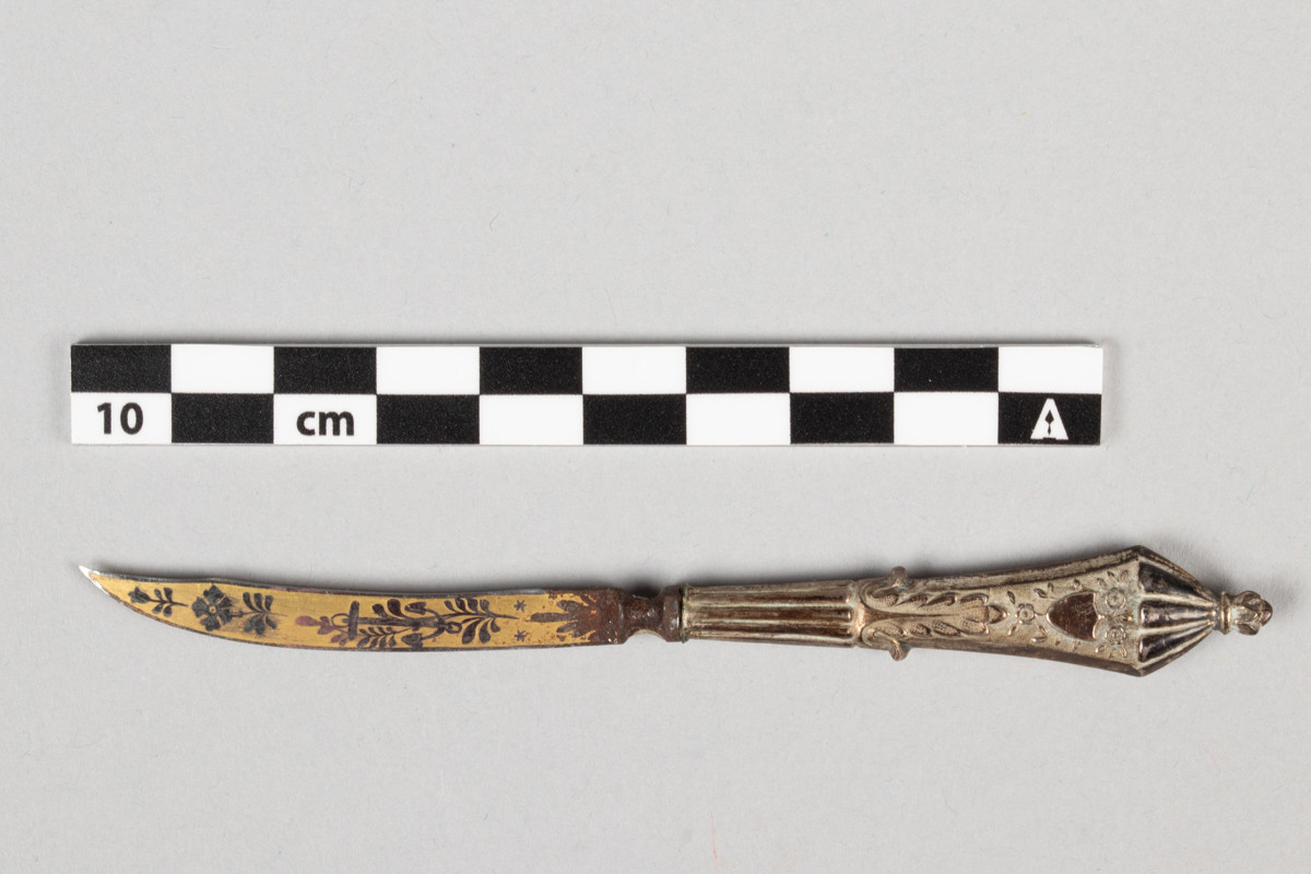 Pennekniv eller brevkniv med sølvhåndtak. Bladet er dekorert med blomster