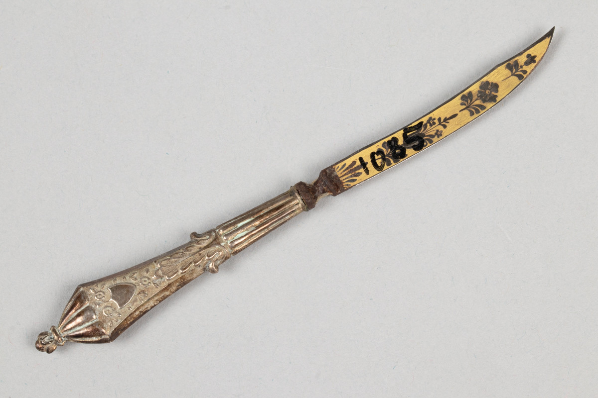 Pennekniv eller brevkniv med sølvhåndtak. Bladet er dekorert med blomster