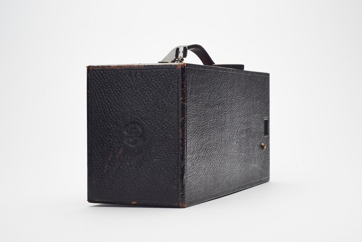 No 4 Kodak bokskamera for fabrikkladet film. 48 eller 100 eksponeringer. Billedstørrelse: 4x5". 4850 eksemplarer produsert fra 1889-1897. Kameraet og kameravesken var eid og anvendt av dronning Maud.