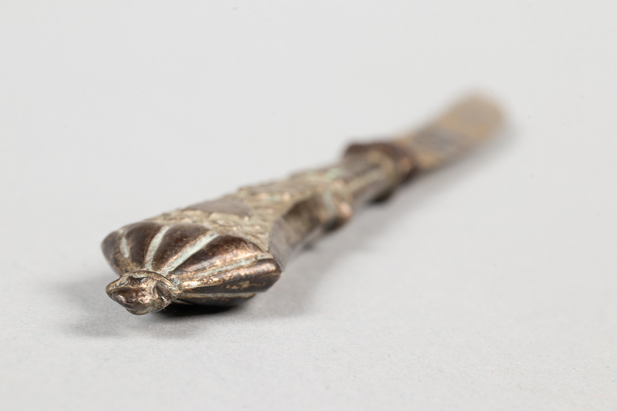 Pennekniv eller brevkniv med sølvhåndtak. Bladet er dekorert med blomster