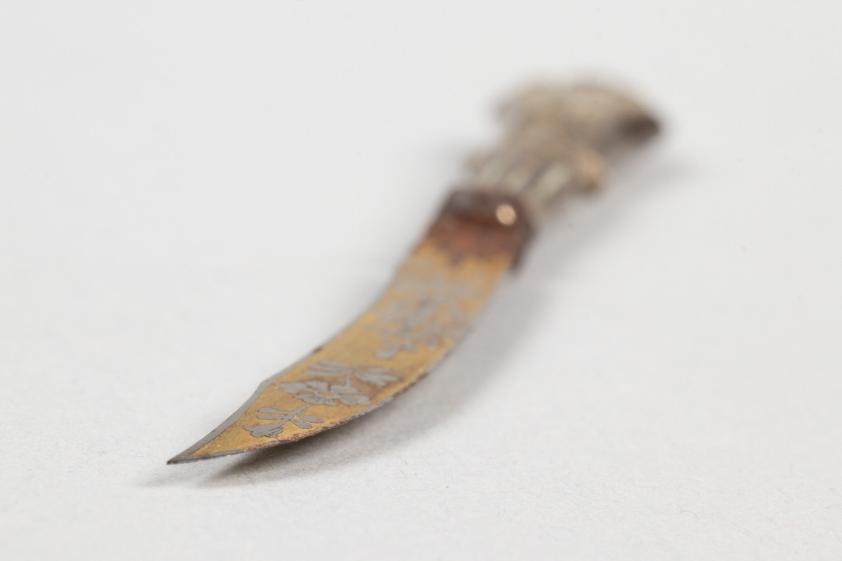 Pennekniv eller brevkniv med sølvhåndtak. Bladet er dekorert med blomster