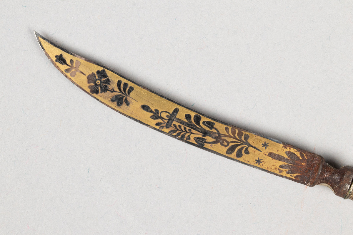 Pennekniv eller brevkniv med sølvhåndtak. Bladet er dekorert med blomster