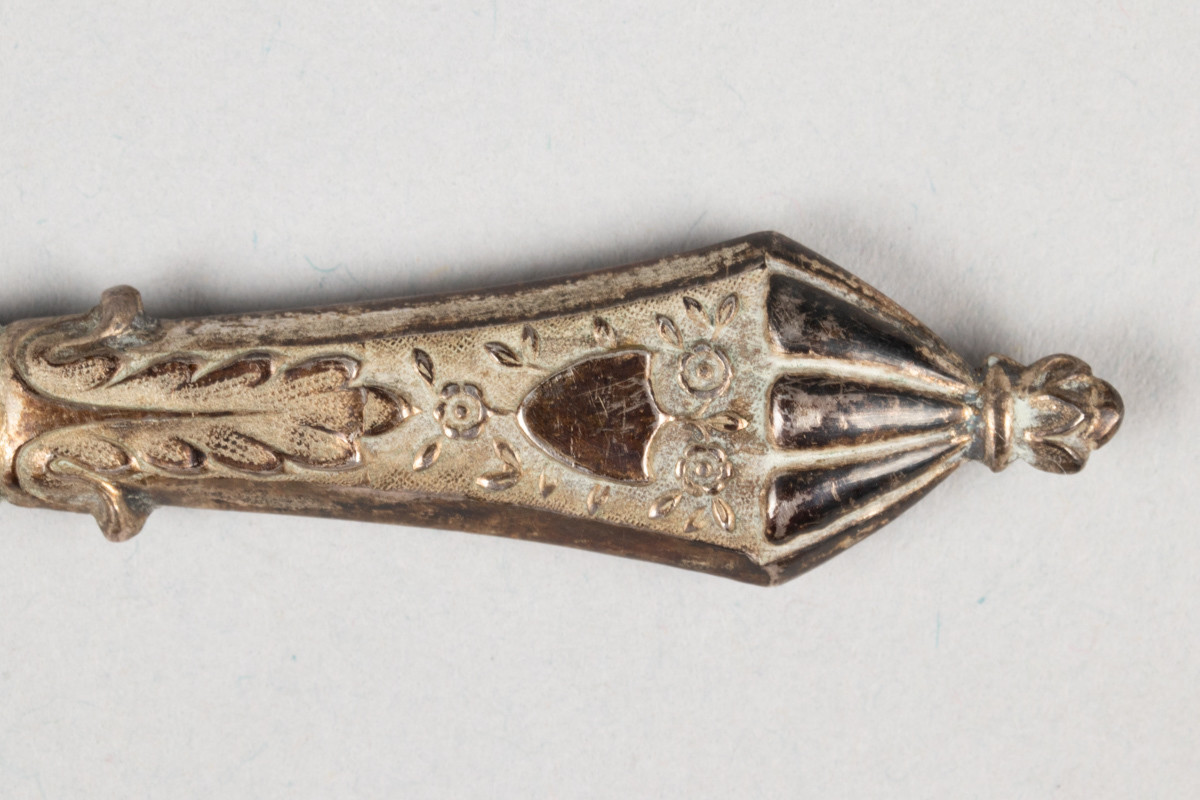 Pennekniv eller brevkniv med sølvhåndtak. Bladet er dekorert med blomster