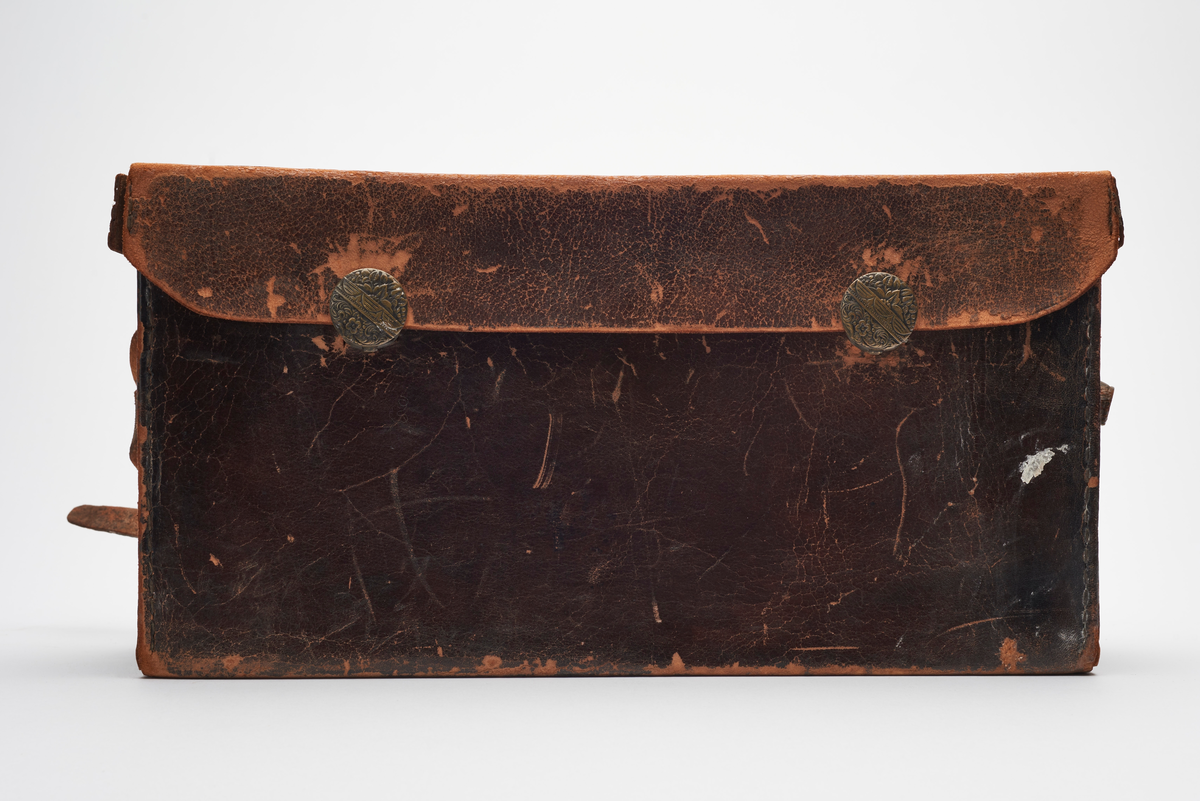 No 4 Kodak bokskamera for fabrikkladet film. 48 eller 100 eksponeringer. Billedstørrelse: 4x5". 4850 eksemplarer produsert fra 1889-1897. Kameraet og kameravesken var eid og anvendt av dronning Maud.