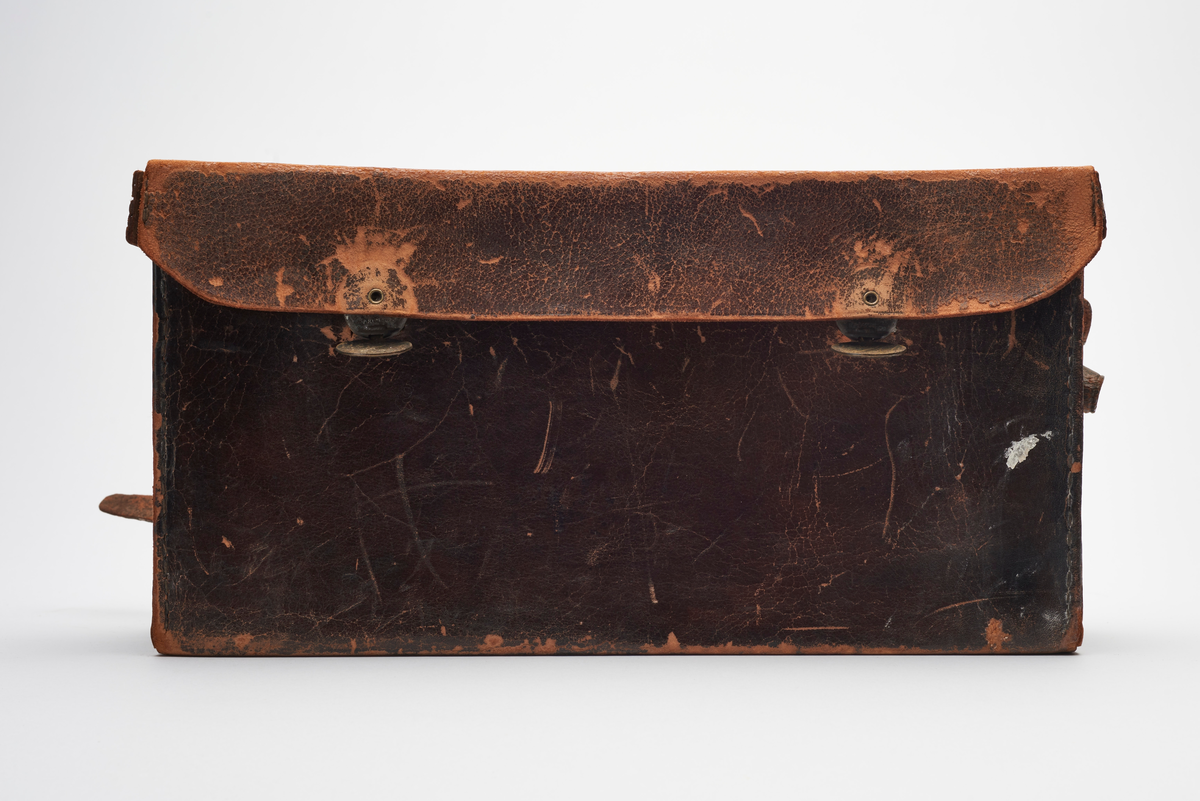 No 4 Kodak bokskamera for fabrikkladet film. 48 eller 100 eksponeringer. Billedstørrelse: 4x5". 4850 eksemplarer produsert fra 1889-1897. Kameraet og kameravesken var eid og anvendt av dronning Maud.