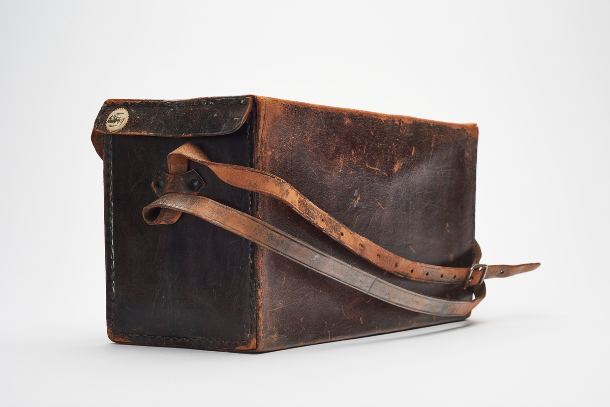 No 4 Kodak bokskamera for fabrikkladet film. 48 eller 100 eksponeringer. Billedstørrelse: 4x5". 4850 eksemplarer produsert fra 1889-1897. Kameraet og kameravesken var eid og anvendt av dronning Maud.