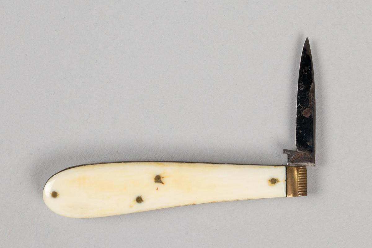 Lommekniv eller foldekniv med skaft i bein. Bladet er veldig lite.
