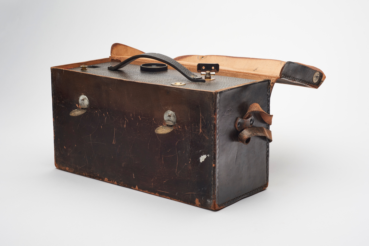 No 4 Kodak bokskamera for fabrikkladet film. 48 eller 100 eksponeringer. Billedstørrelse: 4x5". 4850 eksemplarer produsert fra 1889-1897. Kameraet og kameravesken var eid og anvendt av dronning Maud.