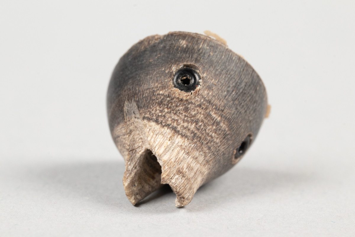 Deler til leketøy formet som fisk. Tre utskårede fiskehoder, samt kropp til fiskene i papir formet som en spiral som kan trekkes ut som et trekkspill