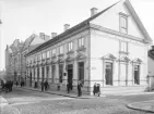 Eduard Anderssons garn- och vävnadshandel i gatuplanet till vad som kan kallas Bielkeska gården. Fotoåret 1902 var huvudbyggnaden omkring 100 år, då uppförd av grevinnan Fredrika Eleonora Bielke som vinterbostad. Nu var Eduard Andersson hälftenägare och bodde med sin familj i husets övervåning.