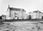 Vid sekelskiftet 1900 lades nuvarande kvarteret Ekoxen ut med fyra tomter mellan Trädgårdsföreningen och Klostergatan. De fyra tomterna delades i åtta som i hast bebyggdes med pampiga hus. Utmed Klostergatan lät disponent Johan Alfred Källström uppföra Klostergatan 60. Huset till höger, Linnégatan 14, gavs ett mer jugend-inspirerat uttryck.