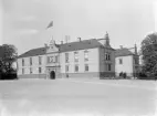 Linköpings slott med inrymt länsresidens omkring förra sekelskiftet. Den hissade flaggan ger besked att vi ännu var i union med vårt grannland. Omkring år 1900.