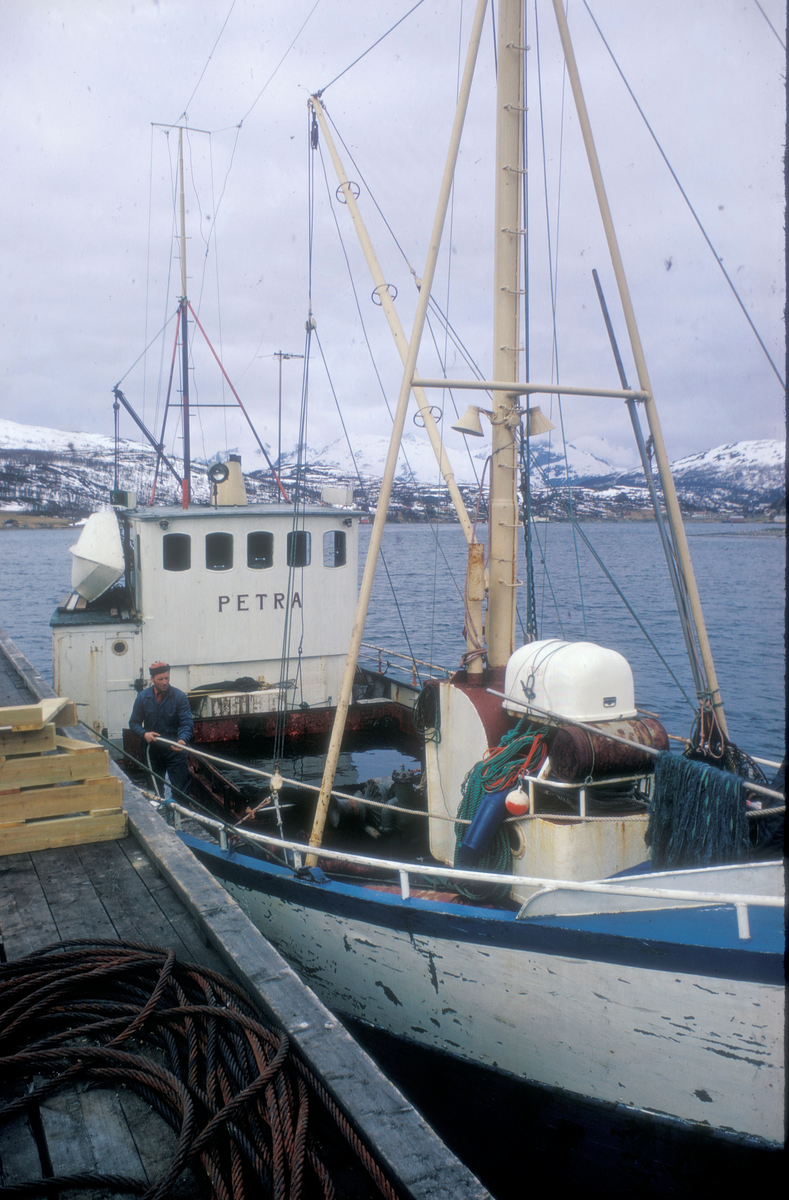 Brønnbåten Petra ligger til kai, 1 mann på dekk