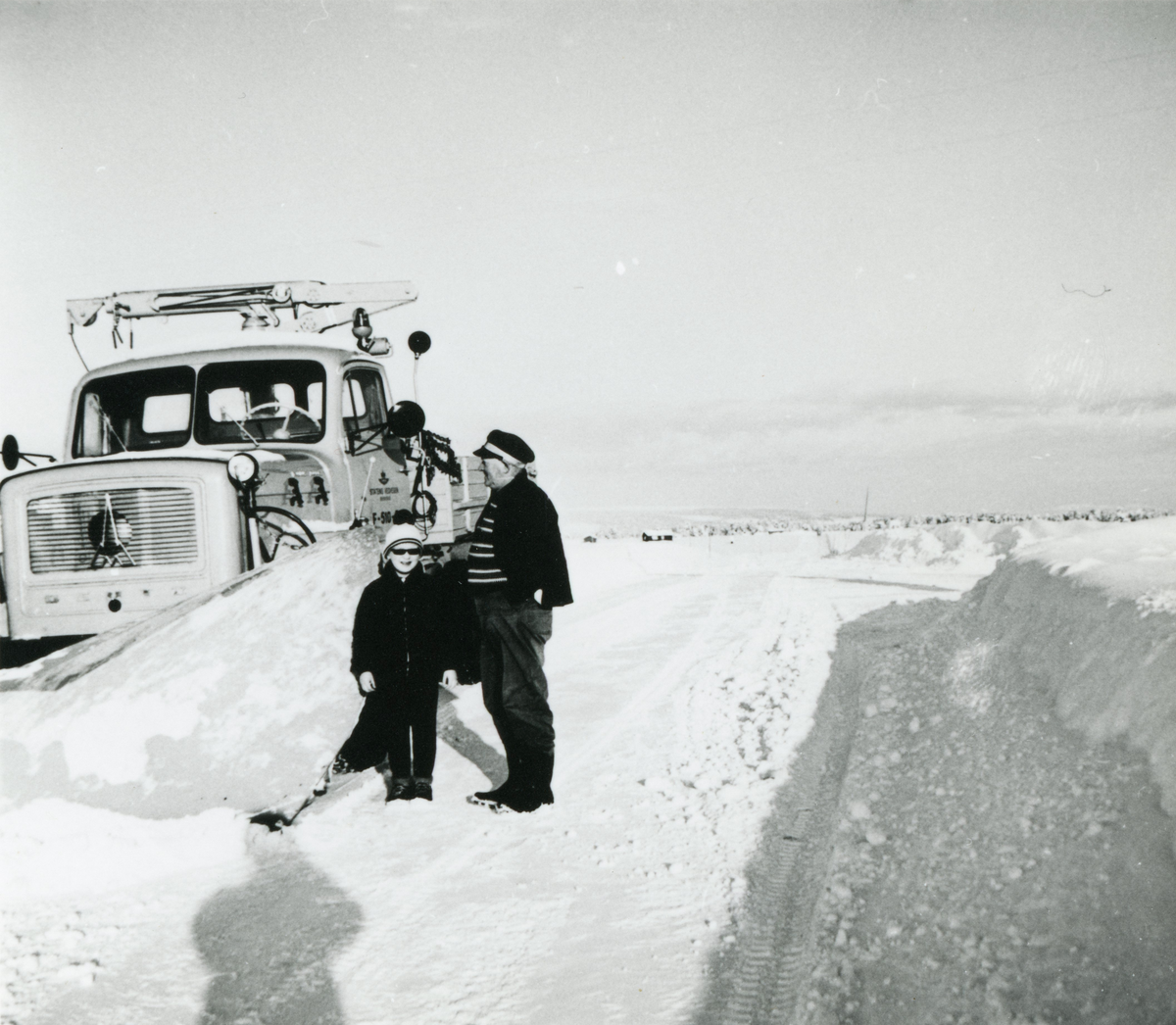 Snøbrøyting på Golsfjellet med Magirus brøytebil frå Statens vegvesen
Sjåfør Nils Svingen med sonen Jan Erik Svingen.
Bilete er frå 30.01.1966