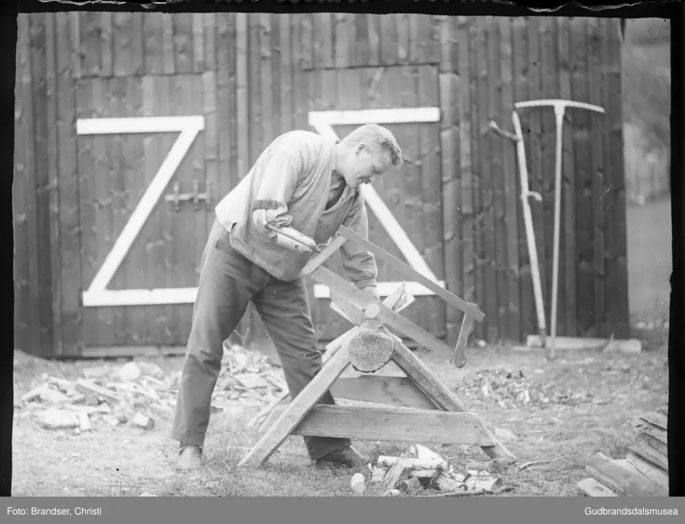 Anders Lysgård sagar ved