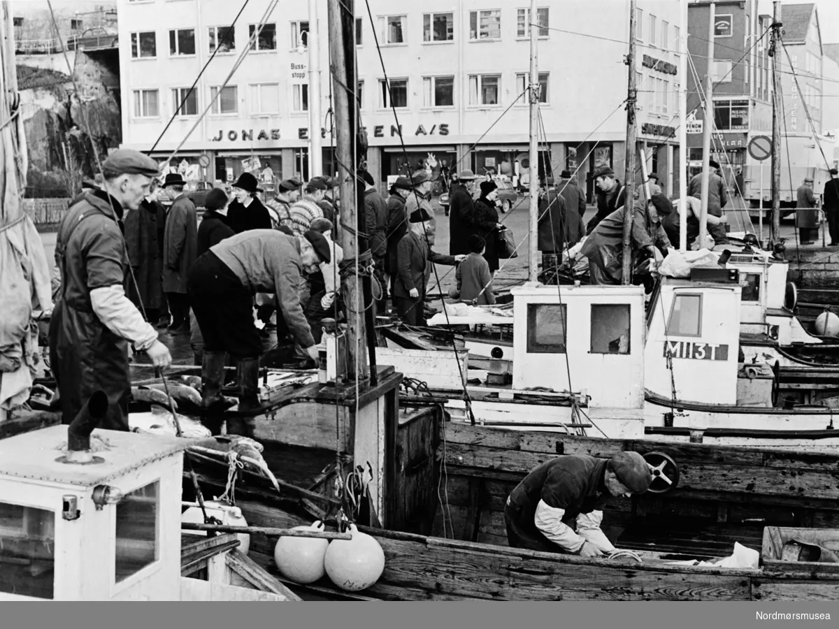 Fra fiskebåtene langs havna i Kristiansund. 