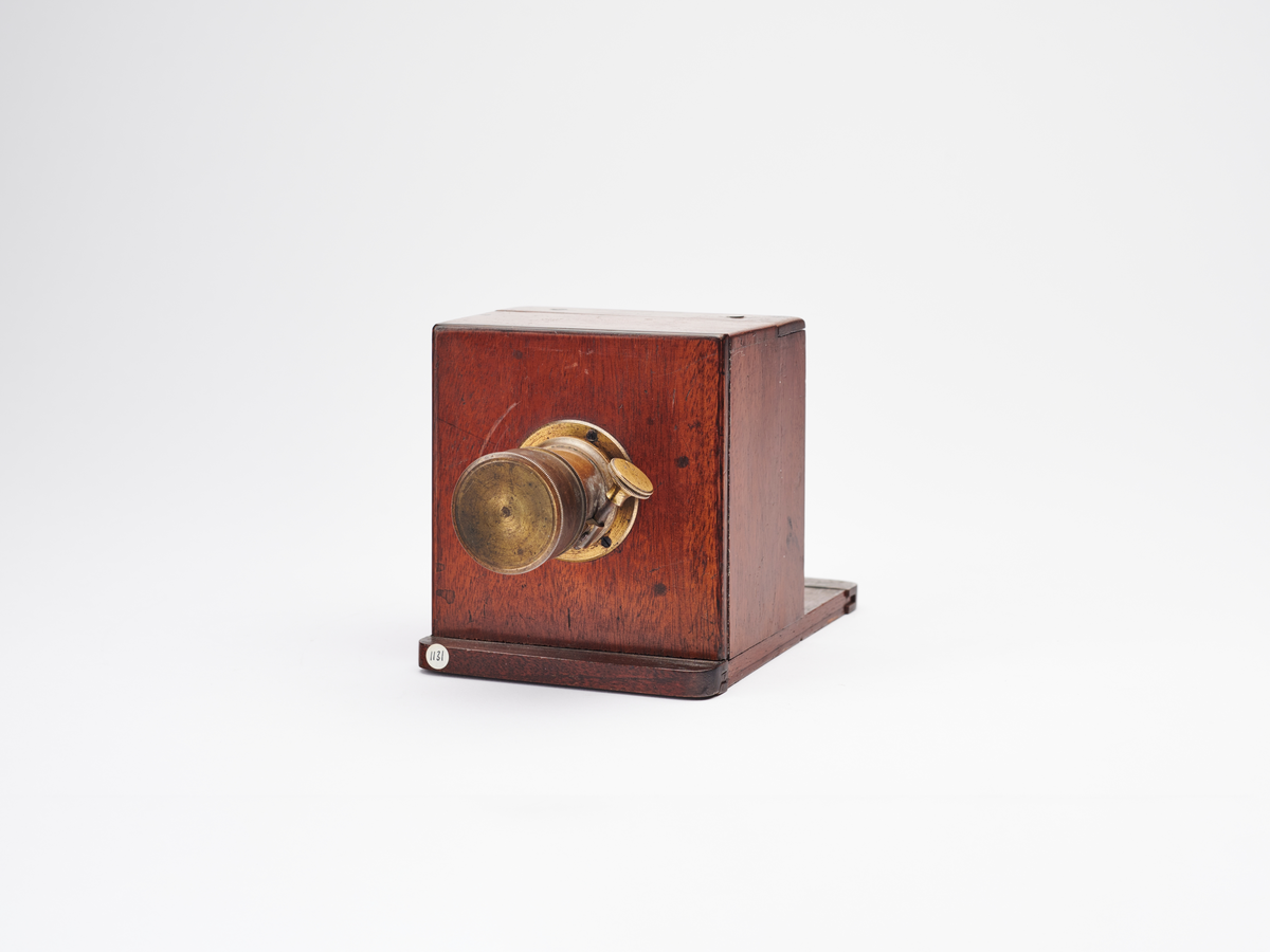 Daguerreotypikamera med objektiv produsert av Mr. Lerebours, Paris.