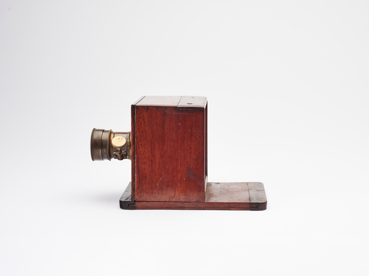 Daguerreotypikamera med objektiv produsert av Mr. Lerebours, Paris.