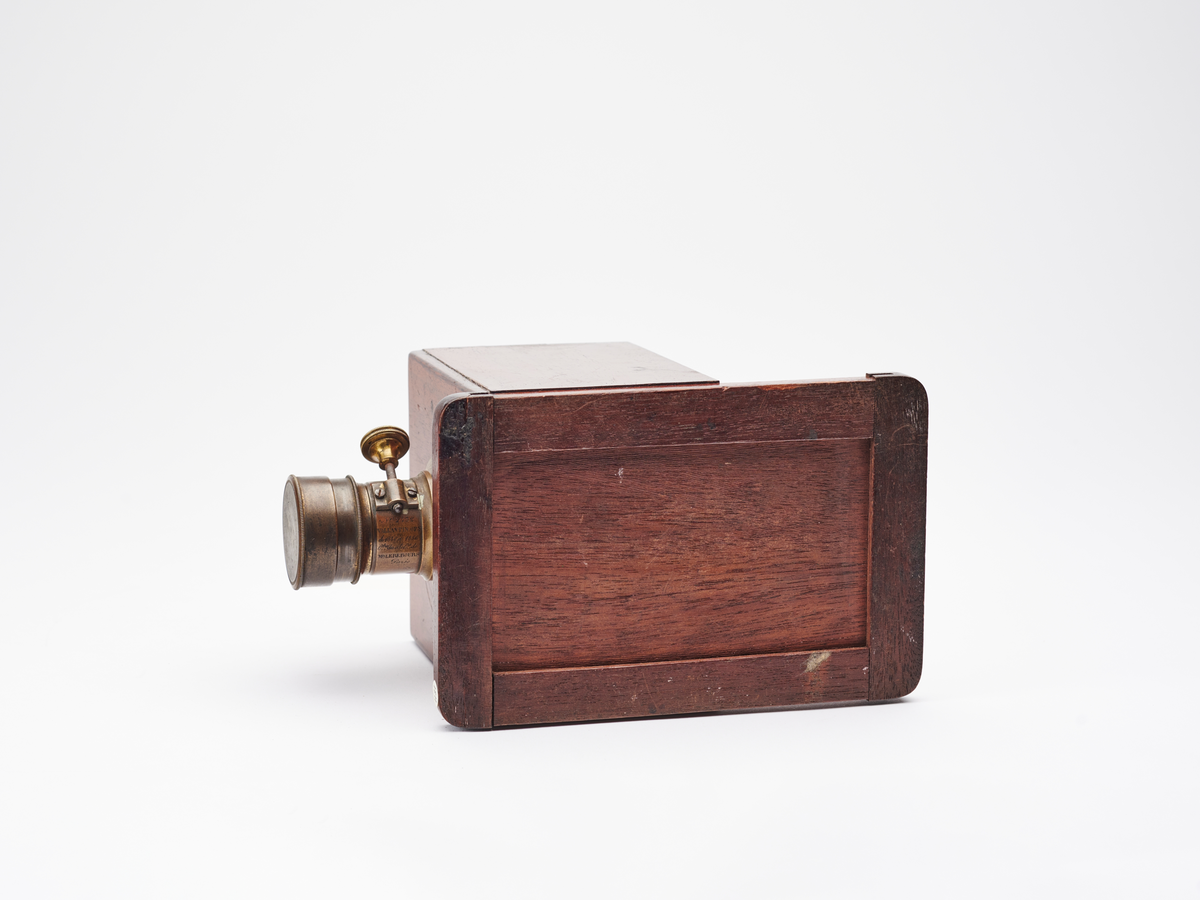 Daguerreotypikamera med objektiv produsert av Mr. Lerebours, Paris.