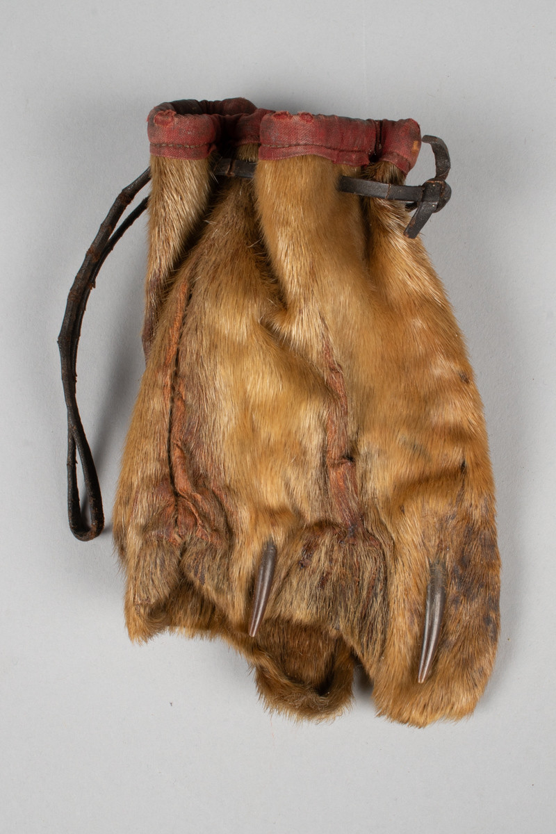 Tobakkspung laget av selluffe med snøring i toppen. 