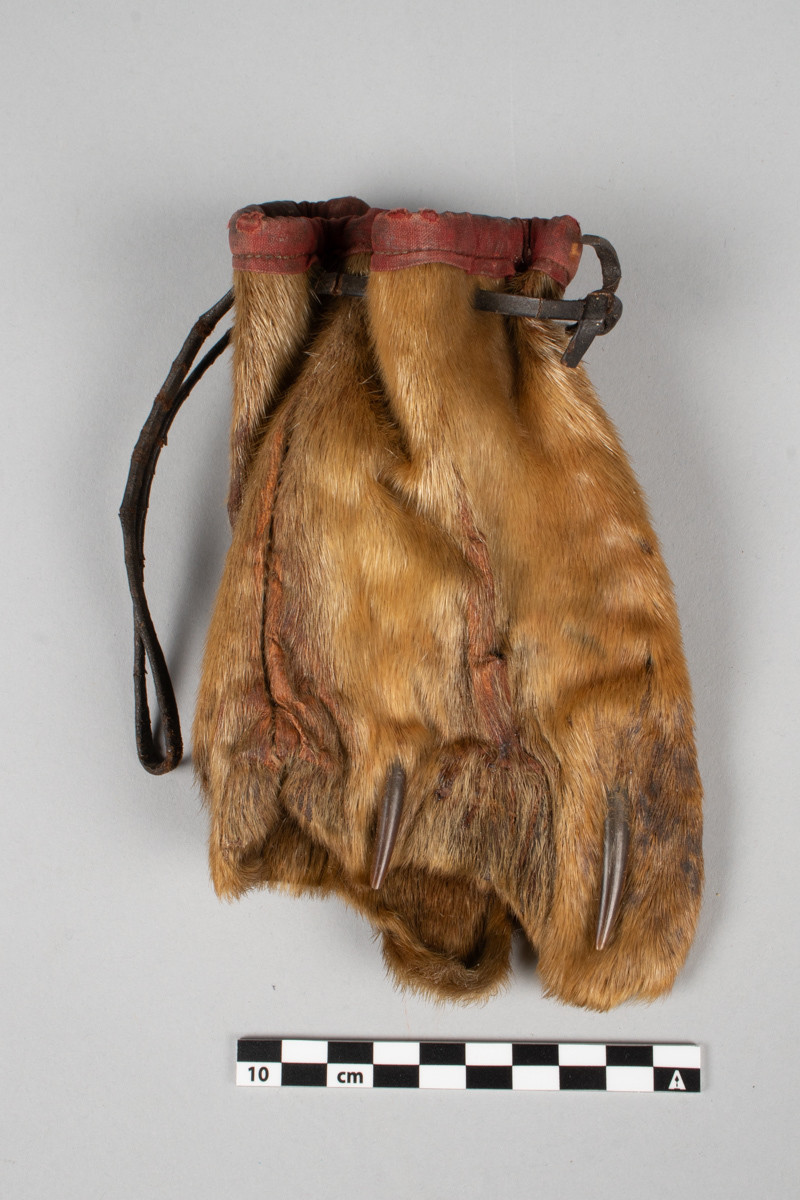 Tobakkspung laget av selluffe med snøring i toppen. 