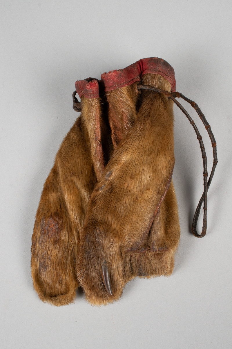 Tobakkspung laget av selluffe med snøring i toppen. 