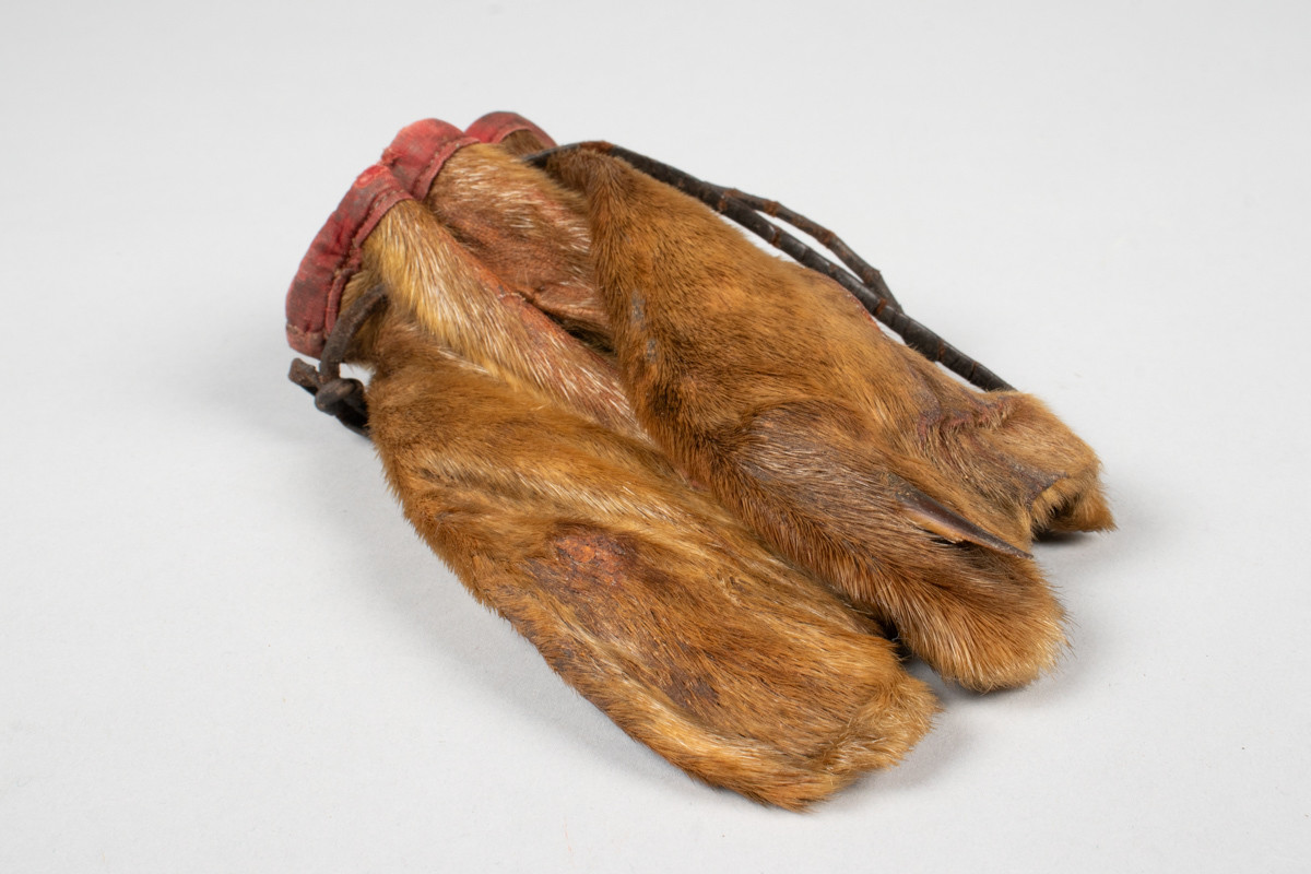 Tobakkspung laget av selluffe med snøring i toppen. 