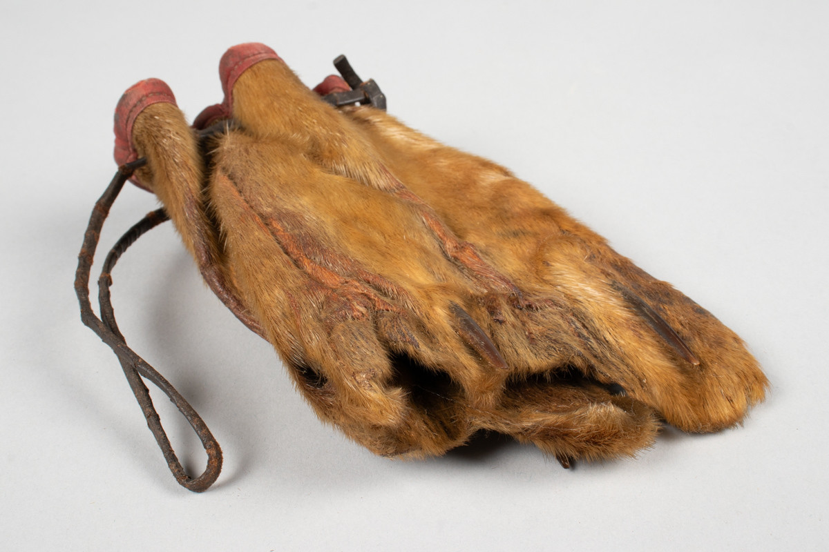 Tobakkspung laget av selluffe med snøring i toppen. 