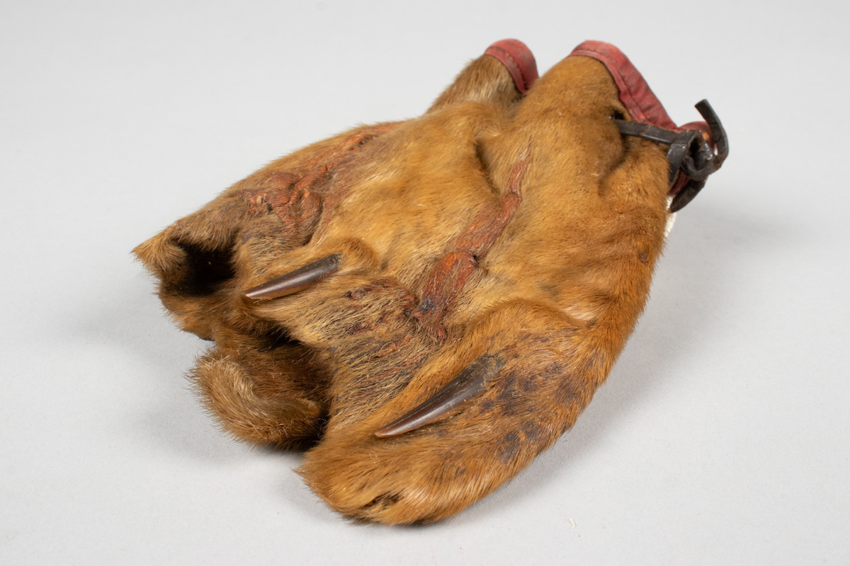 Tobakkspung laget av selluffe med snøring i toppen. 