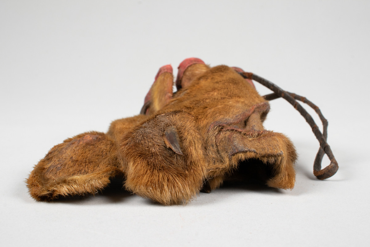 Tobakkspung laget av selluffe med snøring i toppen. 