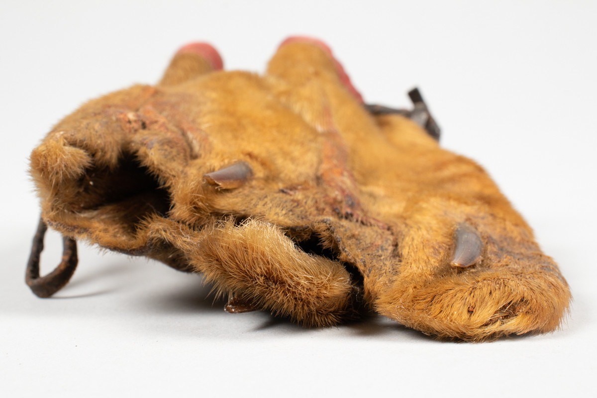 Tobakkspung laget av selluffe med snøring i toppen. 