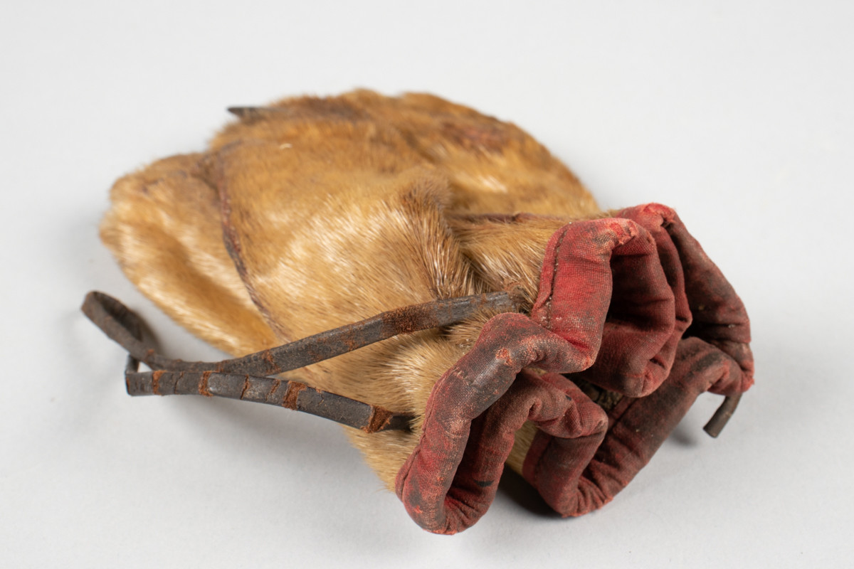 Tobakkspung laget av selluffe med snøring i toppen. 