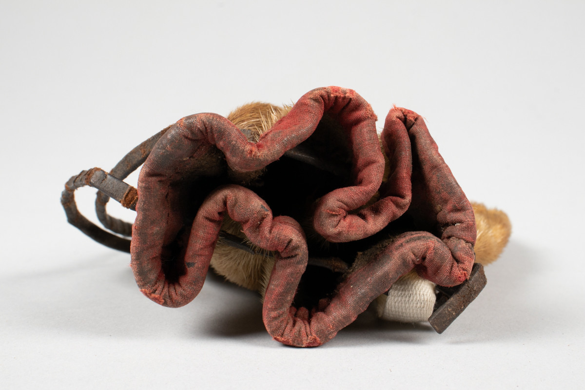 Tobakkspung laget av selluffe med snøring i toppen. 